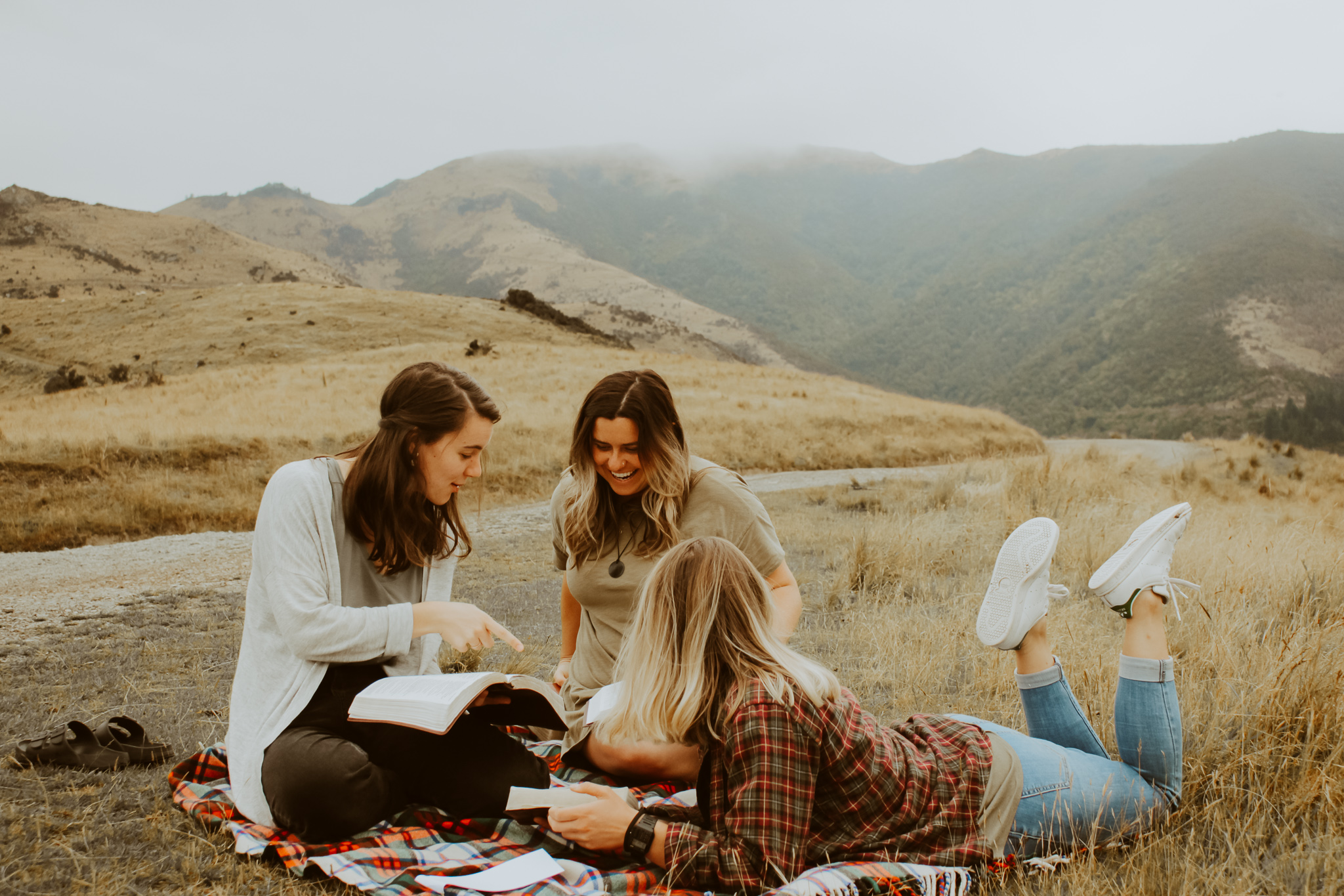ywam-newzealand-girls-reading-Bible-daily-devotional