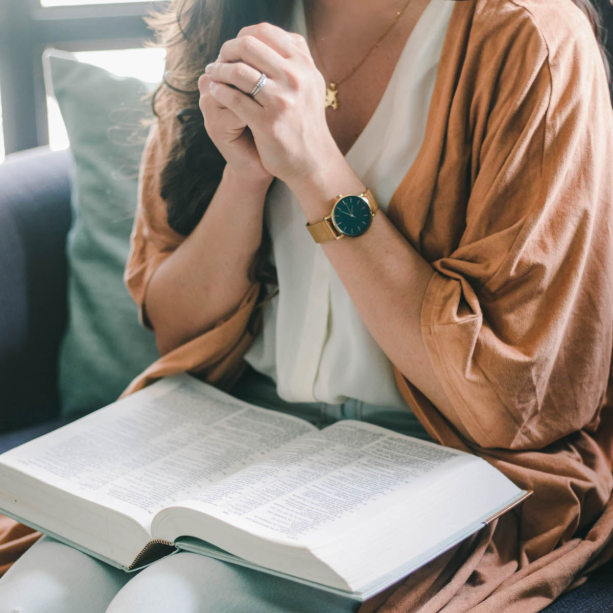 woman_praying_with_her_bible